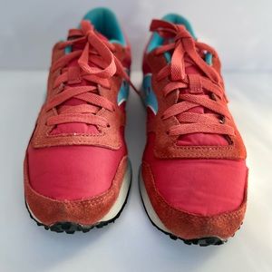 Women’s Saucony Size 8 Red/Light Blue DXN Training Shoe